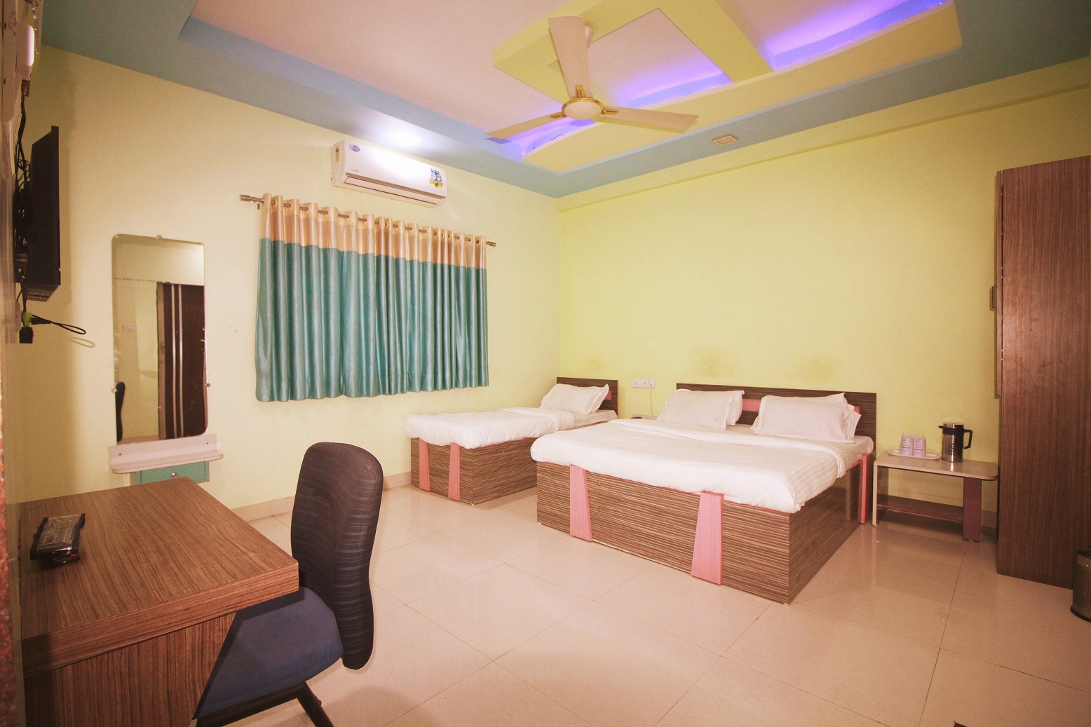 Hotel Somnath Sagar - Superior Three Bedded AC Room View_2